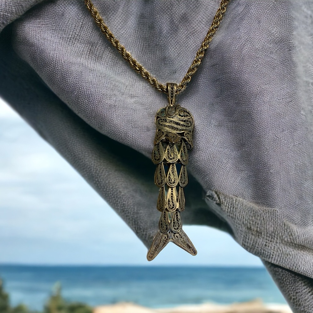 Huge gold plated articulated filigree fish pendant. - Picture 3 of 6